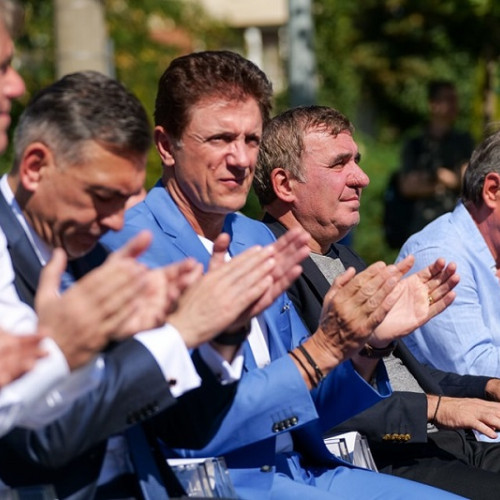 Fostii membri ai Generației de Aur sprijină educația din România prin vânzarea tricourilor personalizate