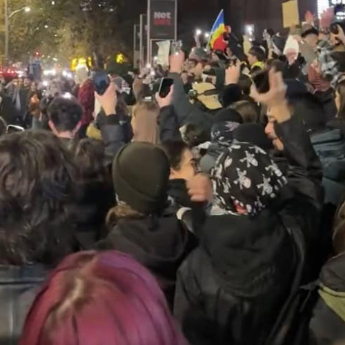 Tineri protestează în Piața Universității împotriva lui Călin Georgescu