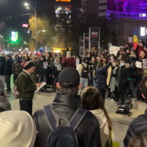 Protest al studenților împotriva lui Călin Georgescu la Teatrul Național din București