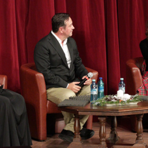 Sute de oameni s-au adunat la conferința "Astăzi, doar oameni!" în Toplița