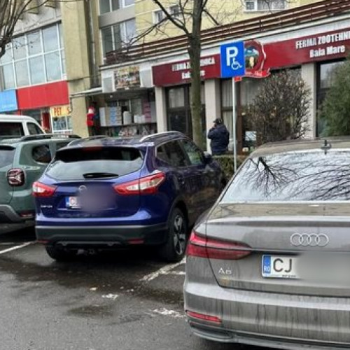 Nesimțirea șoferilor din Cluj: parcările pentru persoane cu dizabilități sunt ocupate ilegal