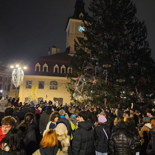 Protest al tinerilor în Piața Sfatului din Brașov împotriva lui Călin Georgescu