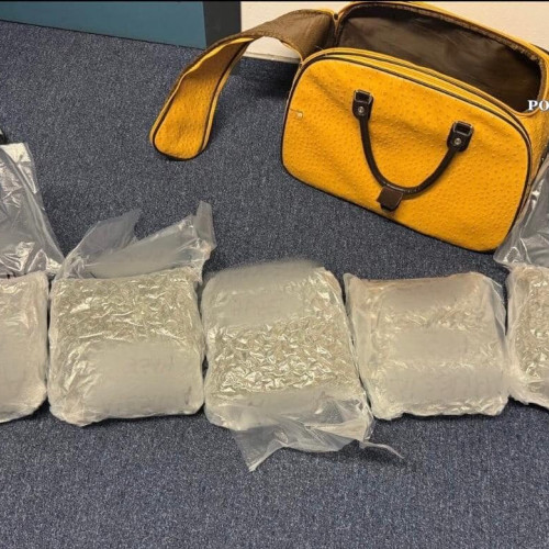 Maria din geanta galbena: traficant prins cu 5 kg de canabis la Aeroportul Otopeni