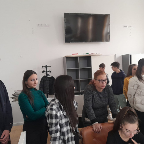 Elevii de la L.T.A.V. vizitează redactia unui cotidian din Galați