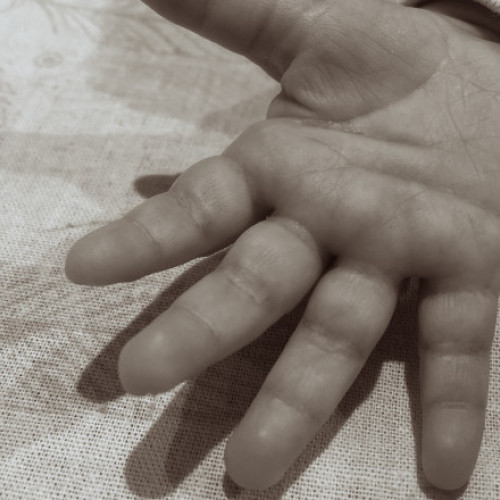 Femeie din Anglia condamnată pentru neglijarea extremă a fiicei sale