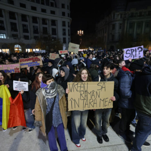 Protest al tinerilor în Piața Universității după primul tur al alegerilor prezidențiale