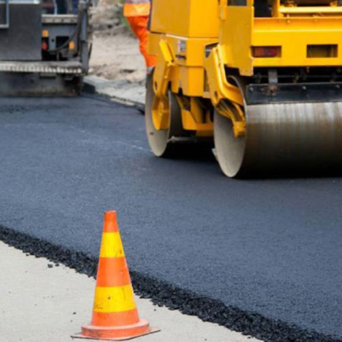 Lucrări de asfaltare pe strada Razoare din comuna Florești