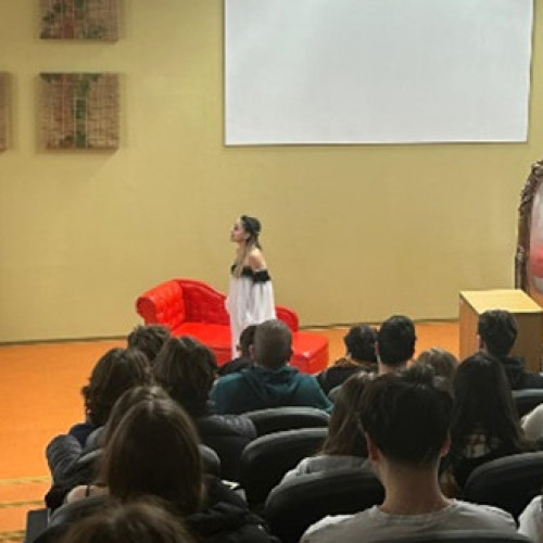 Elevi ai Liceului Tehnologic "Joannes Kajoni" la teatru, prin proiectul "Teatru pentru BAC"