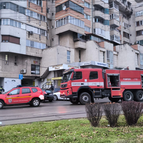 Intervenție promptă a pompierilor și poliției la un incendiu într-un bloc din centrul orașului