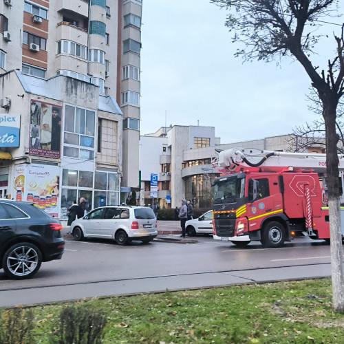 Incendiu în Botoșani: Un bărbat de 67 de ani, transportat la spital
