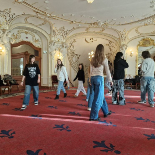 Întâlnire cu adolescenții la Teatrul Regina Maria