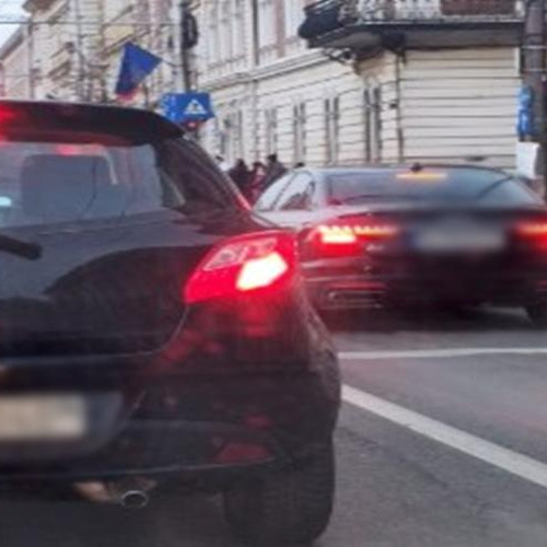 Un șofer din București surprins conducând pe banda dedicată transportului în comun la Cluj