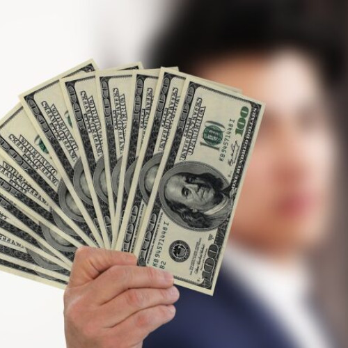 Trei bănci din România prejudiciate cu 400.000 de dolari prin utilizarea bancnotelor falsificate