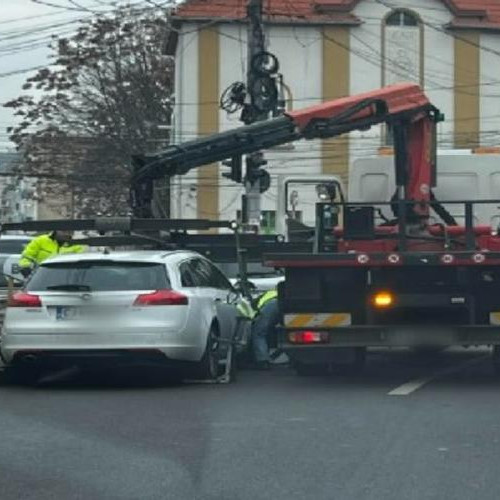Clujean martor la ridicarea unei mașini parcate ilegal