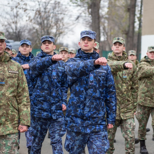 Tinerii de la Colegiul Național Militar „Alexandru Ioan Cuza” se pregătesc pentru Ziua Națională a României