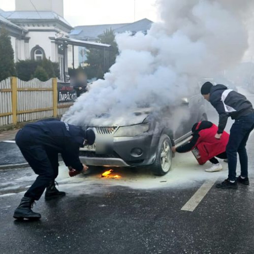 Autoturism cuprins de flăcări în apropierea unei școli din Târgu Ocna