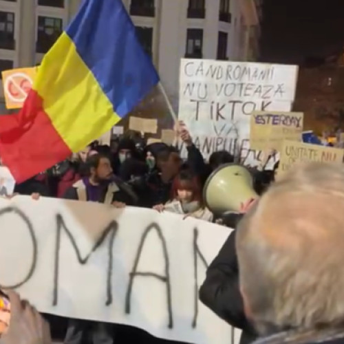 Peste o mie de tineri protestează în Piața Universității din București