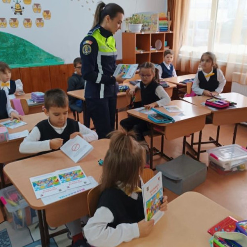 Elevii din Botoșani învață despre siguranță prin programul „Școala Siguranței Tedi”