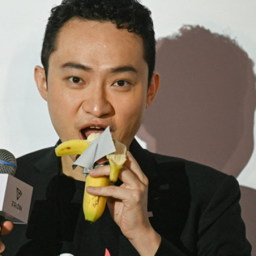 Justin Sun, antreprenorul de criptomonede, mănâncă banana de 6,2 milioane de dolari