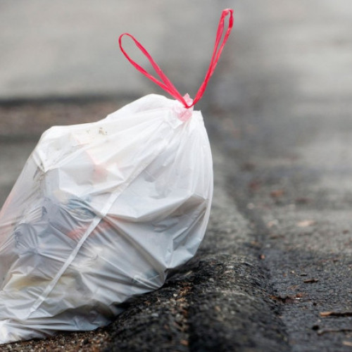 bărbat din botoșani, sancționat după ce a aruncat gunoi pe geam