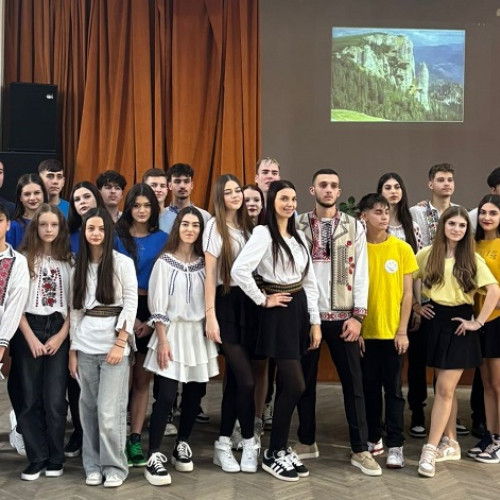 Activitate dedicată Zilei Naționale, animată de elevii din ciclul primar și gimnazial
