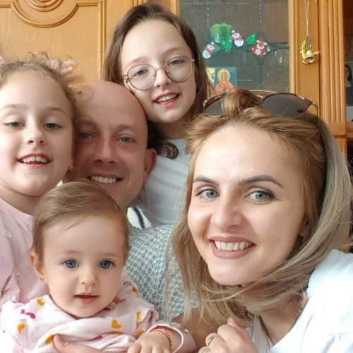 O Familie Încercată Se Bate pentru Viața Fiicei Sale