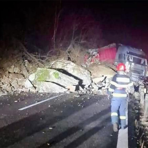 Restricții de trafic pe DN 7, între Brezoi și Călimănești, din cauza căderilor de stânci
