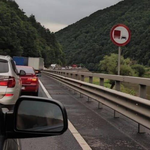 Restricții de trafic pe DN 7 din cauza căderii de stânci