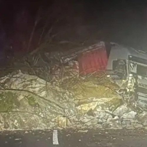 Drumul național DN 7, Valea Oltului, blocat din cauza căderii de stânci