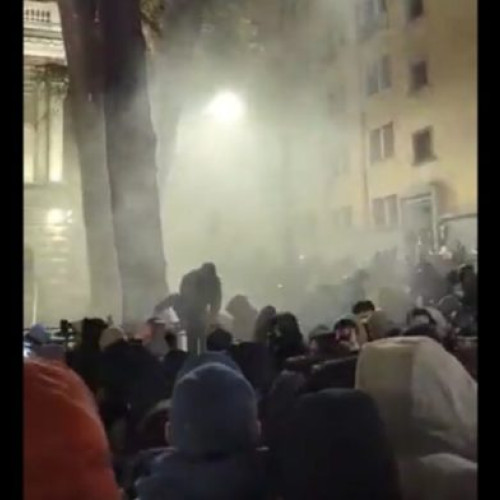 Mii de protestatari în Tbilisi, după suspendarea negocierilor cu UE