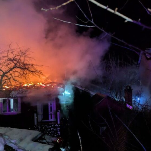 Incendiu la o casă, o femeie de 82 de ani evacuată de vecini