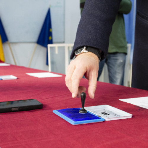 Peste 4 milioane de alegători au votat până la ora 13:00 la alegerile parlamentare