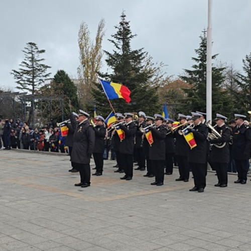 Coroanele de flori au fost depuse la Statuia "Victoriei" din Constanța cu ocazia Zilei Naționale