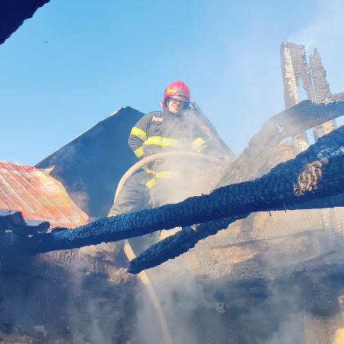 Incendiu în comuna Tifesti, stins de echipajele de pompieri