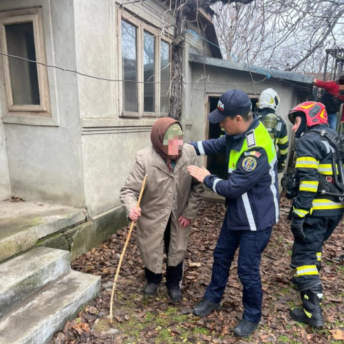 Eroui în Ziua Națională: Polițiști din Panciu salvează o femeie din fața unui incendiu