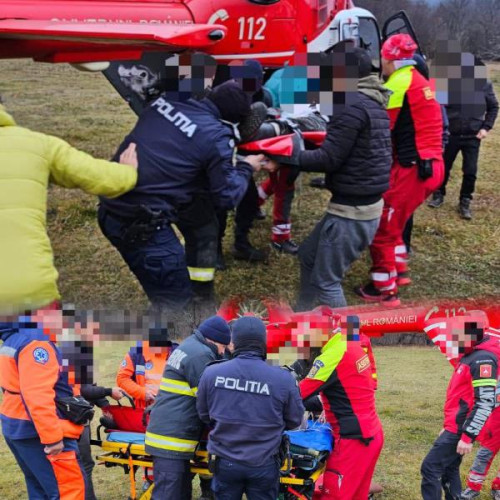 Salvare dramatică în Vrancea: un bărbat surprins de un copac prăbușit