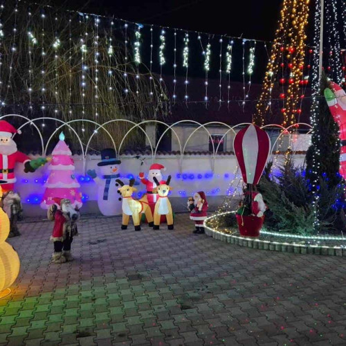 O familie din Șantimbru transformă gospodăria într-un parc de Crăciun