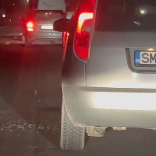 Un şofer din Cluj surprins mâncând seminţe în mijlocul traficului