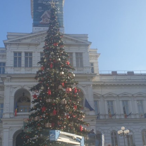 Ultimele pregătiri pentru aprinderea iluminatului festiv și sosirea lui Moș Nicolae