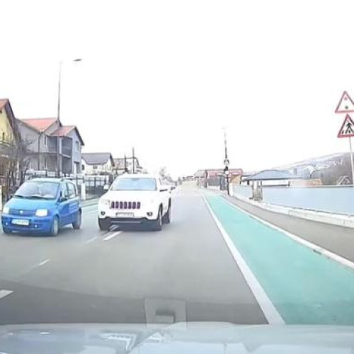 Sofer din Cluj surprins depasind periculos o alta masina