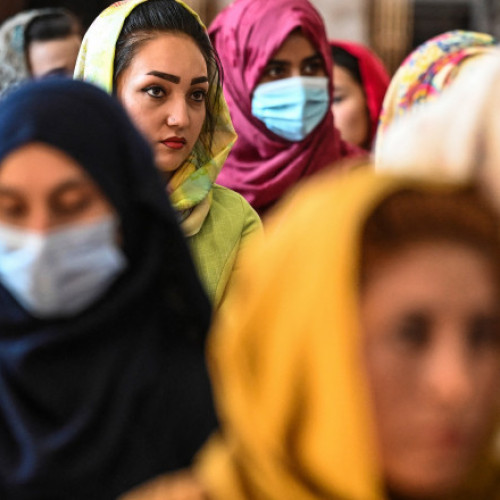 Femeile din Afganistan nu mai pot studia la școlile de asistență medicală și moase