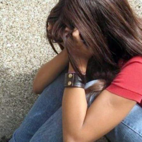 Femeie acuzată de violență după ce a bătut o adolescentă