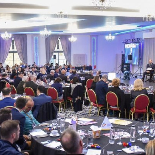 Românii își susțin candidatul pro-european la alegerile prezidențiale