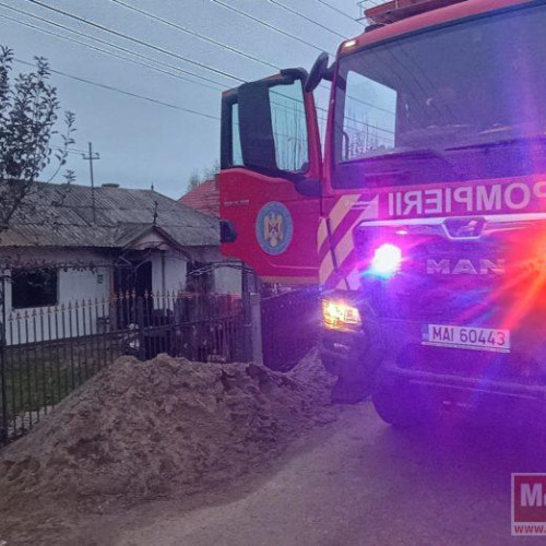 Incendiu devastator în Mlenăuți: o femeie de 84 de ani ajunge la spital