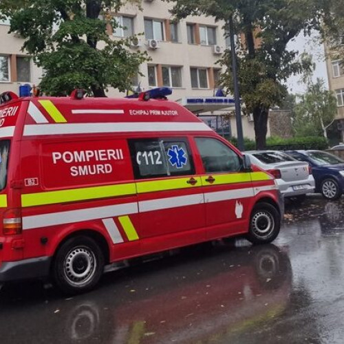 Pieton lovit de o mașină, transportat la spital