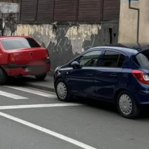 Doi șoferi au parcat pe trecerea de pietoni din Cluj-Napoca