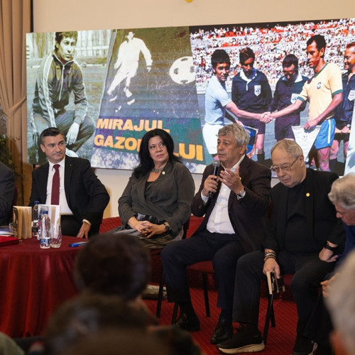 Mircea Lucescu a lansat cartea "Mirajul gazonului" și a fost desemnat cetățean de onoare al Iașiului