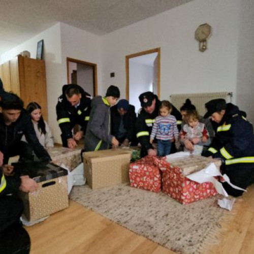 Pompierii aduc bucurie unei familii din Pomarla, afectată de un incendiu devastator