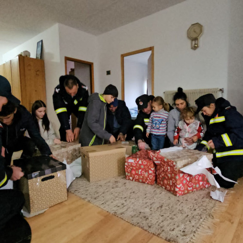 Pompierii aduc bucurie unei familii din Pomarla după un incendiu devastator