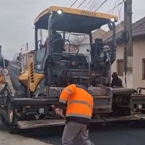 Lucrări de asfaltare la Teiuș după reparații la rețeaua de apă și canalizare